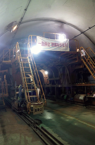 写真：復旧工事を行っている俵山トンネル