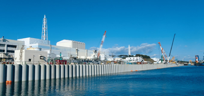 写真：港湾内へ流れる地下水を堰き止める海側遮水壁