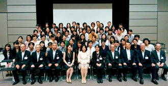 写真：土木管理本部主催による「土木系女性技術者研修」の来賓講演会後の出席者による集合写真