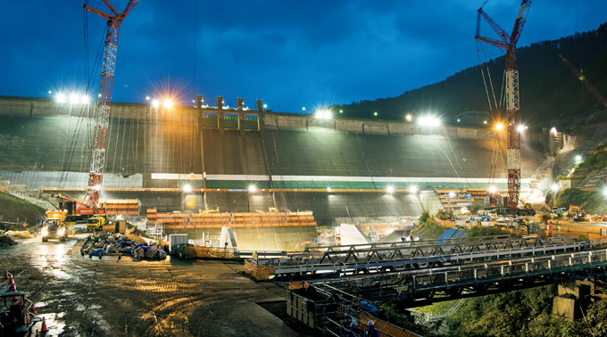 写真：堤体下流側から見た現場