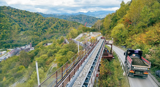 写真：原石山と骨材製造設備を結ぶベルトコンベヤ