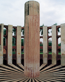 写真：ラーム・ヤントラの円の中心の柱