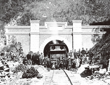 写真：1909（明治42）年に完成した鹿児島線矢嶽トンネル。「鉄道の鹿島」として新しい国づくりに貢献してきた姿の一端