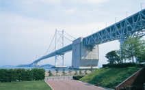 写真：瀬戸大橋開通30周年（写真は南備讃瀬戸大橋）