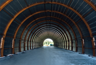 写真：10月末に完成した模擬トンネル（静岡県富士市，日本建設機械施工協会 施工技術総合研究所の敷地内）