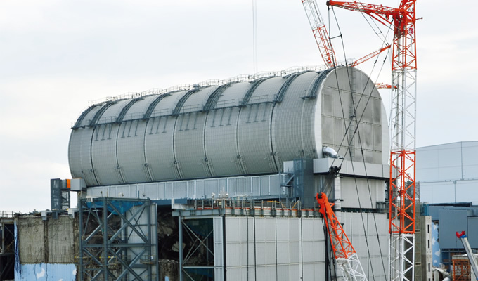 写真：東京電力福島第一原子力発電所3号機原子炉建屋の上に，燃料取り出し用のカバーとなるドームが完成（福島県双葉郡大熊町）