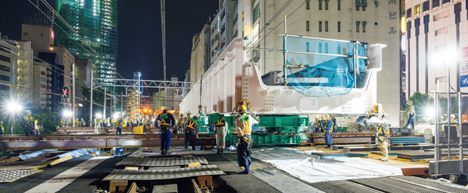 写真：渋谷駅埼京上り線の線路切換工事のハイライト。終電後に長さ30m，重量120ｔの新設桁が線路を跨いだ（東京都渋谷区）