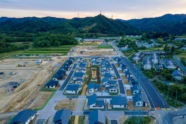 図版：大川原地区俯瞰。高台に配置された庁舎が町を見守る