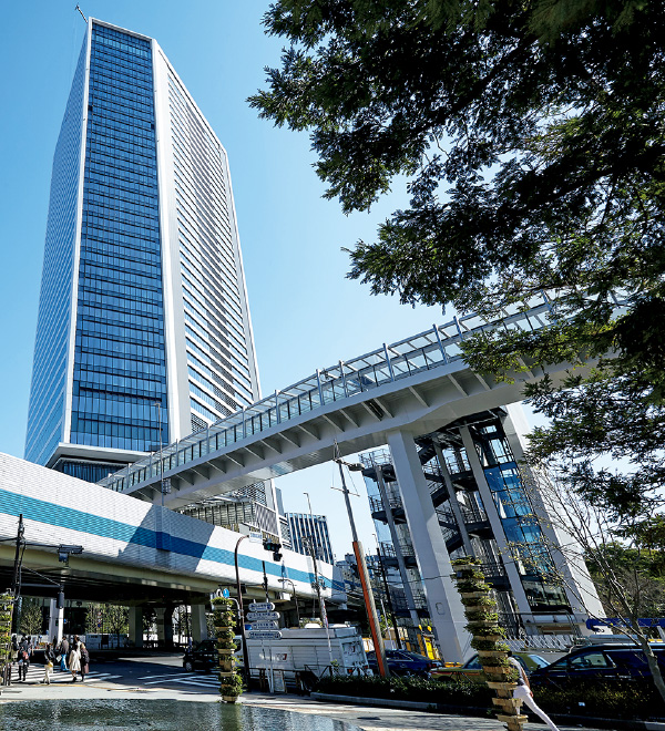 図版：首都高速道路をまたぎ，JR浜松町駅と東京ポートシティ竹芝 オフィスタワー間をつなぐ歩行者デッキ