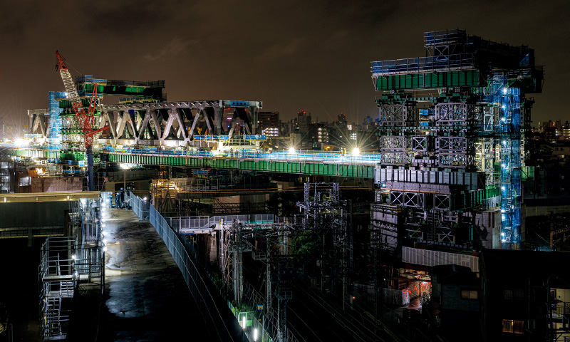 図版：送り出し架設中のトラス橋（阪急電鉄京都線・千里線連続立体交差事業） 