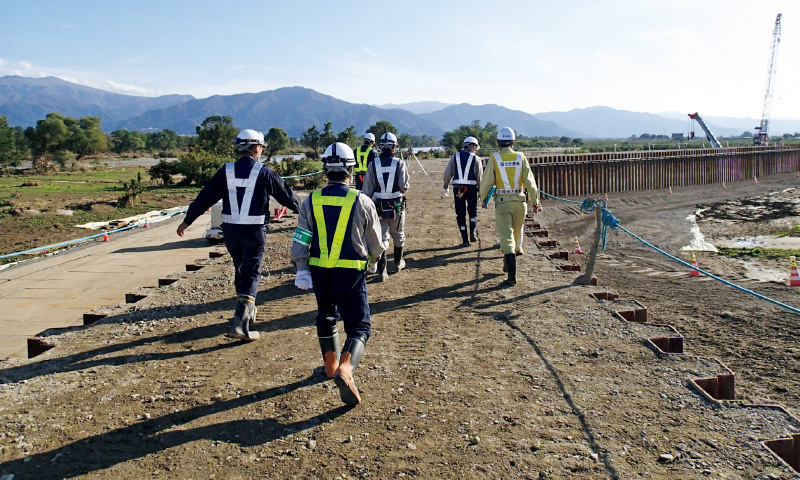 図版：2019年10月，令和元年台風19号により決壊した「千曲川堤防緊急復旧工事」では鋼矢板仮締切堤防（下流側）を施工した