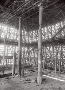 写真：大天守解体作業中の素屋根内部。中央に2本の心柱を残すのみ（提供：姫路市立城郭研究室）