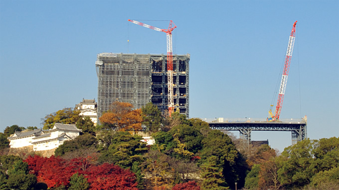 写真：大天守をすっぽり覆った上棟間近の素屋根（2010年11月）