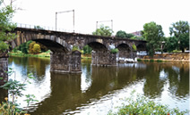 写真：ネグレリー高架橋（1850年完成）：プラハ（マサリク駅）とドイツのドレスデンを結ぶ鉄道の一環として完成。石造アーチの高架橋の全長は1.1kmに及ぶ