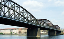 写真：ヴィシェフラドの鉄道橋（1901年架替え）：スパン約70mの曲弦トラス3連よりなり，両側に歩道が併設されている