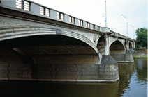 写真：フラーフカ橋北側（1911年完成，1962年架替え）：鉄筋コンクリートアーチ橋。外壁を飾っていた彫刻などは古い姿に復元された