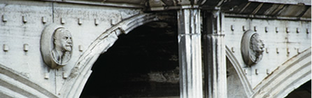 写真：フラーフカ橋北側の壁面。スパンドレル（アーチの上で床を支える壁）に人の顔のメダリオンがはめ込まれている