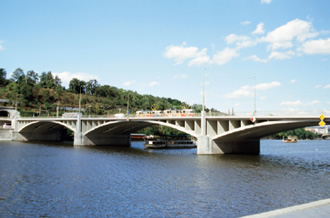 写真：シュテファーニク橋（1951年完成）：橋長は263m，幅員は24.4m，川を渡る部分は3つのコンクリートアーチからなる。装飾性の全くない簡素なデザインである