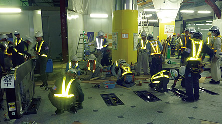 写真：2012年6月，丸の内北口の改札設備を仮設から本設に，一晩（約4時間）で一気に切り替えた。総勢100人超が作業にあたった