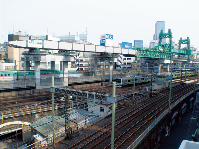 写真：神田駅横の大きな機械