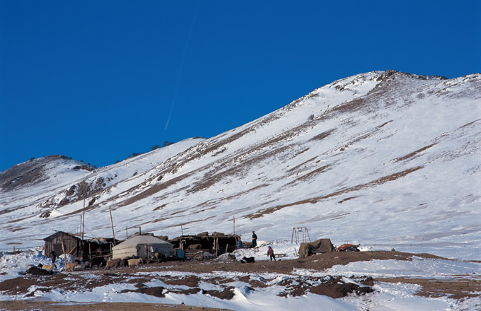 写真：雪に囲まれたモンゴルの「ゲル」。厳寒の冬が訪れる地域で移動式住居に住む遊牧民は，世界でもまれな存在