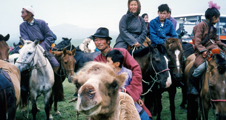 写真：モンゴルでは誰もが子どもの頃から馬を乗りこなせる
