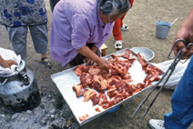 写真：羊は一緒に移動する食料