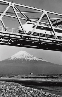 写真：富士川橋梁を渡る開業時の東海道新幹線