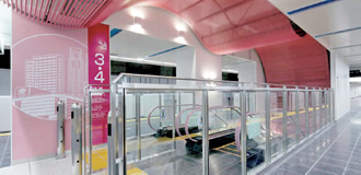 写真：京王線・調布駅の地下1階コンコースは布をイメージした特徴的な天井のデザインが誘導方向を暗示する。