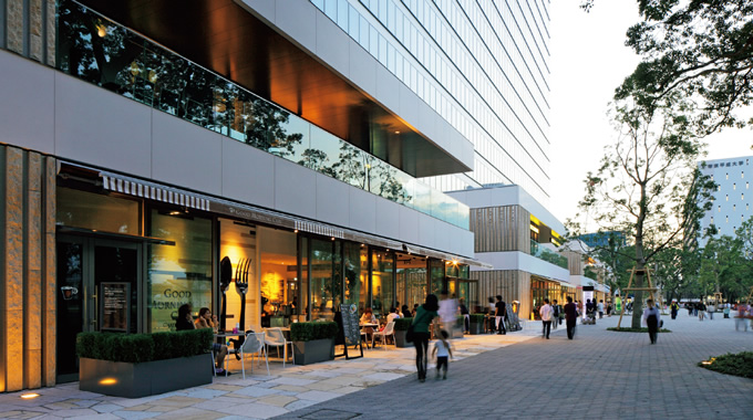 写真：1haにおよぶ広大な歩行者専用のオープンスペースと，2棟の大規模オフィスビルからなる中野セントラルパーク