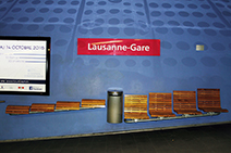 写真：傾斜に対応して作られている地下鉄（2号線）ローザンヌ駅ホームのベンチ