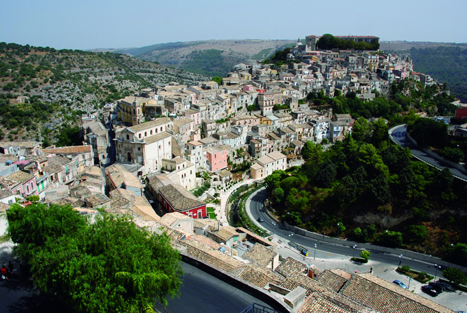 写真：旧市街の眺めと斜面につくられたつづら折りの道路