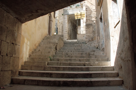 写真：新市街ラグーザ・スペリオーレと旧市街をつなぐ歩行者のための階段