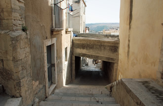 写真：歩行者用階段の上を通る車道