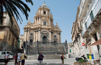 写真：イブラ旧市街中心に立つサン・ジョルジョ大聖堂