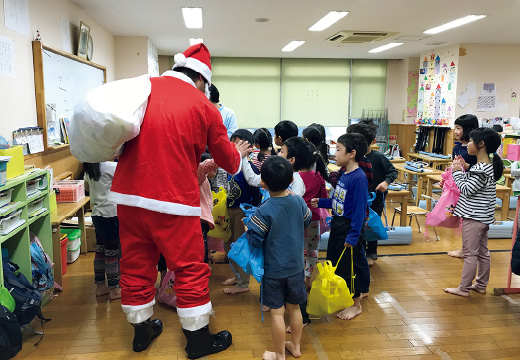 図版：毎年，近隣の園児にクリスマスプレゼントを渡している