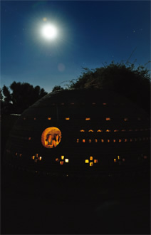 写真：光が漏れる夜のルーミードーム