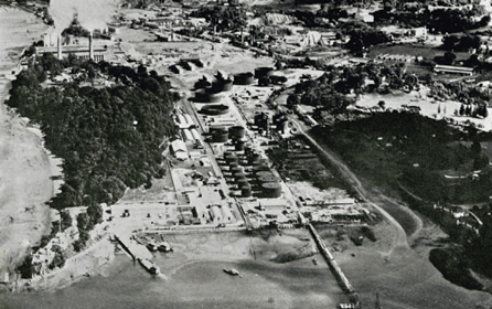 写真：丸善東洋オイル・シンガポール製油所の全景（1962年竣工）