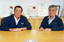写真：篠田正信KOA副社長（左）とホー・ソン・ファット統括部長（右）