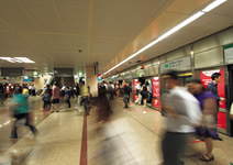 写真：全駅ホームドア付の快適な地下鉄MRT（ラッフルズ・プレイス駅）