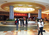 写真：カジノの入口では観光客の記念撮影が絶えない