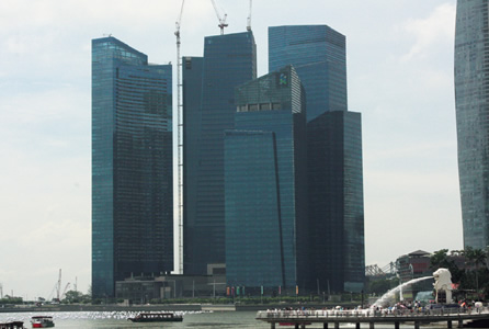 写真：マリーナベイ金融センター。中央施工中のビルが2期のタワー3で，右2棟が1期のタワー1・2（総延べ260,000m2 ）
