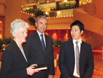 写真：ホテルのスタッフと打ち合せるKOA 開発事業部石山岳瑠アシスタントマネージャー （右）
