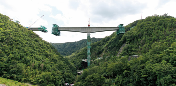 写真：急峻な谷間で施工が進む川下川橋