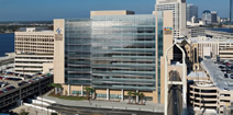 写真：J. Wayne and Delores Barr Weaver Tower at Baptist Medical Center（フロリダ州ジャクソンビル）