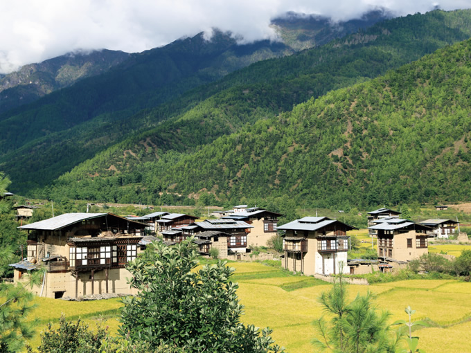 写真：ブータン西部のチュバ集落。環境に調和した家並みがひろがる