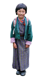 写真：民族衣装を着て通学する子ども