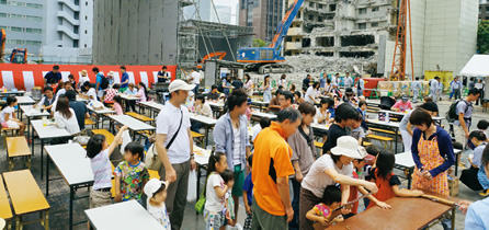 写真：近隣住民を招いた現場見学会の様子