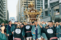 写真：2015年8月の住吉神社大祭では，地域と一体となり神輿を担ぎ盛り上がった。町会の中小神輿の修復にも協力している