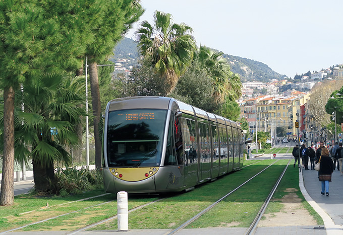 写真：マッセナ広場とガルバルディ広場の間では芝生軌道を採用する